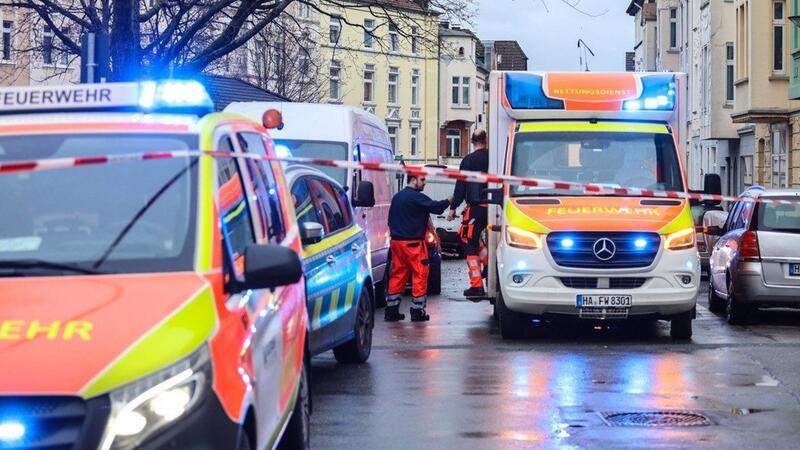 Schüsse bei Streit in Hagen: Zwei schwer verletzte Männer Krankenwagen und Polizei am Tatort in Hagen.