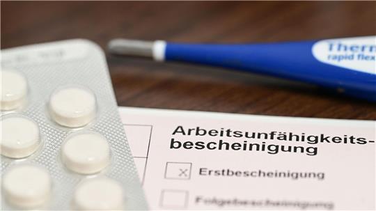 Krankheitsbedingte Fehlzeiten im Job bleiben 2025 auf erhöhtem Niveau. (Archivbild)