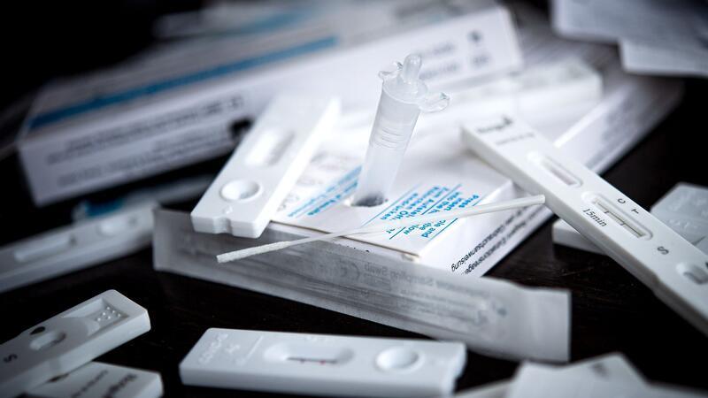 Bin ich negativ? Was Sie über Corona-Tests wissen müssen Krankheitssymptome in Verbindung mit mehreren positiven Schnelltests sind ein Indiz für eine Corona-Infektion.