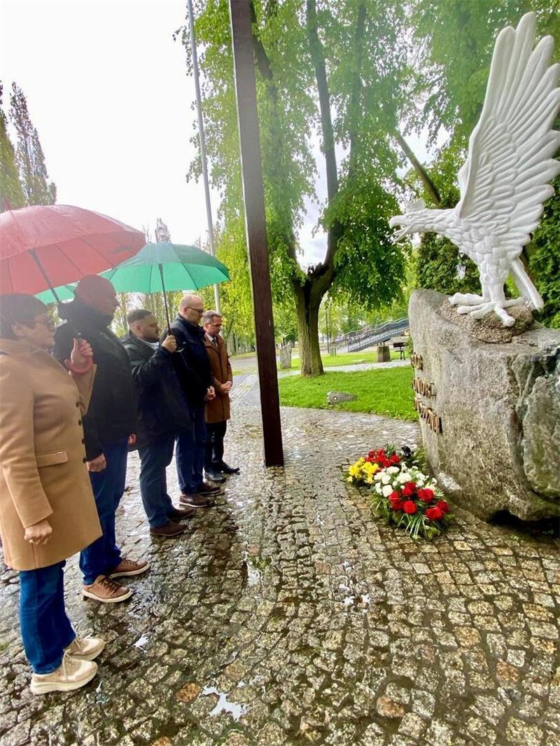 Delegation aus Stade besucht die Partner in Goldap Kranzniederlegung auf dem deutschen Friedhof und beim Unabhängigkeits-Mahnmal.