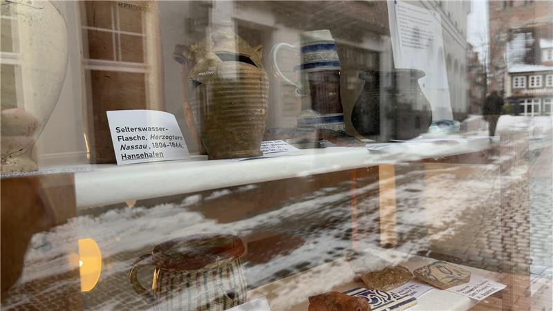 Kreativ gegen Leerstände: Archäologie im Fenster wird in der Kleinen Schmiedestraße ausgestellt.