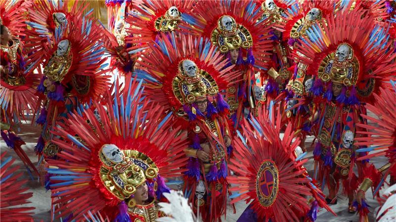 Kreativ und farbenfroh: Die Sambatänzerinnen nehmen mit ihren außergewöhnlichen Kostümen an der „Parade der Champions“ teil.