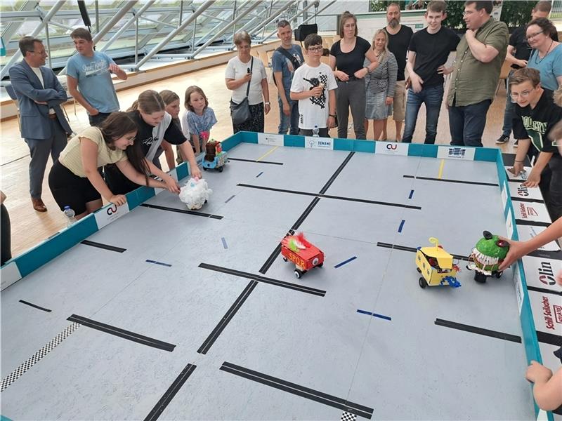 Kleine Roboter flitzen über den Tisch Kreativ unterwegs waren die Teams mit den Designs ihrer Roboter.