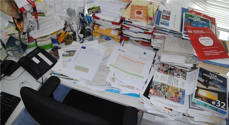 Kreatives Chaos? Der Schreibtisch von TAGEBLATT-Redakteur Björn Vasel nach Feierabend.