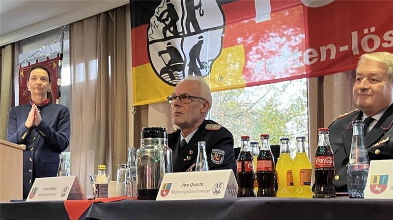 Kreis-Dezernentin Sabine Brodersen, Kreisbrandmeister Peter Winter und Regierungsbranddirektor Uwe Quante (von links).