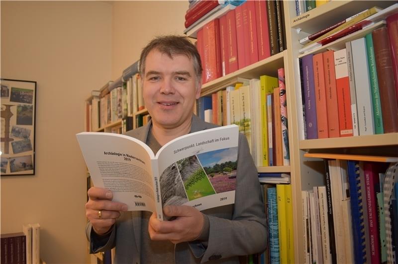 Kreisarchäologe Daniel Nösler hält das neue Archäologie- Buch in den Händen. Fotos: Vasel / Kohnen