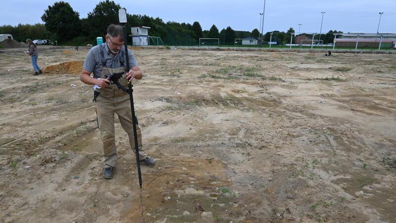 Bedeutende Funde: Heiliger Ort in Ahlerstedt entdeckt Kreisarchäologe Daniel Nösler vermisst die Ausgrabungsstelle.