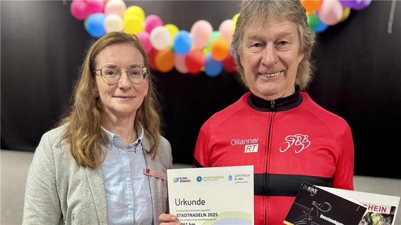 Stadtradeln 2025: Das sind die besten Radler im Landkreis Stade Kreisbaurätin Madeleine Pönitz (links) gratuliert dem besten Einzelradler Volker Luga zu seinem vierten Titel.