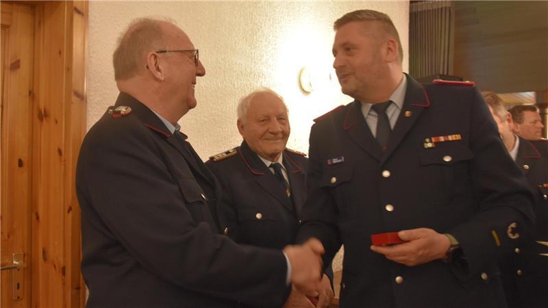 Kreisbrandmeister Danny Waltersdorf (rechts) überreicht die Ehrenurkunden für 50 Jahre an Günter Buckstöver (links) und Helmut Ehlers.