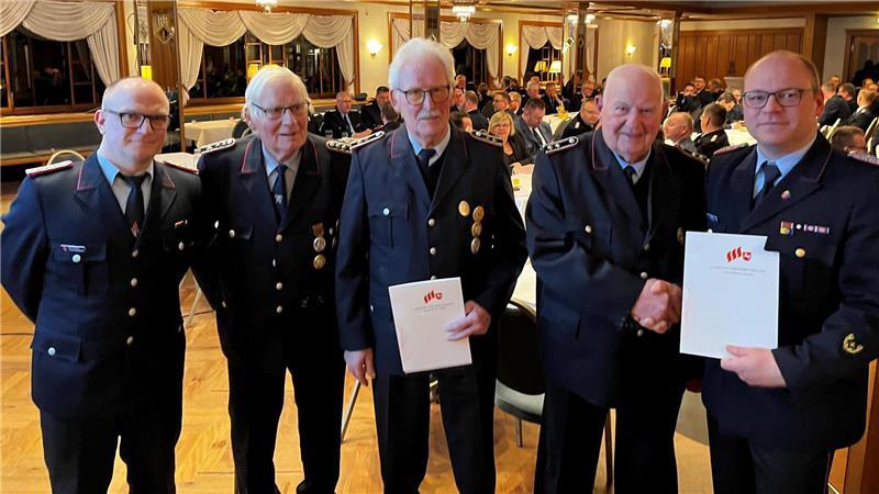 Kreisbrandmeister Henning Klensang ehrte Werner Brümmer, Heinrich Dammann, Herbert Fahje, Heinrich Hoop, Alfred Rathjen und Hans Peter Winter mit dem Niedersächsischen Feuerwehr-Ehrenzeichen für 60 Jahre Feuerwehr sowie Hinrich Tobaben für 75 Jahre (nicht alle waren da).
