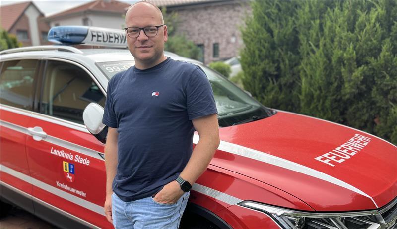 Henning Klensang: So tickt der neue Kreisbrandmeister Kreisbrandmeister Henning Klensang in zivil vor seinem Kommandowagen.