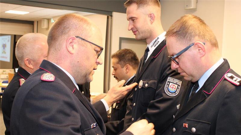 Kreisbrandmeister Henning Klensang (links) verleiht das Ehrenzeichen für 25-jährige Mitgliedschaft an Jens von Holt.
