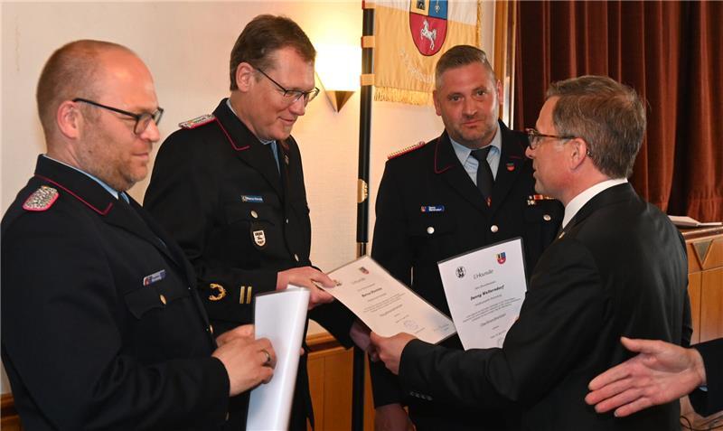 Kreisbrandmeister Henning Klensang sowie der stellvertretende Kreisbrandmeister Marcus Hinrichs und der stellvertretende Abschnittsleiter Nord, Danny Waltersdorf, erhielten beim Kreisfeuerwehrverbandstag in Sauensiek die Beförderungsurkunden durch Landrat Kai Seefried (von links).