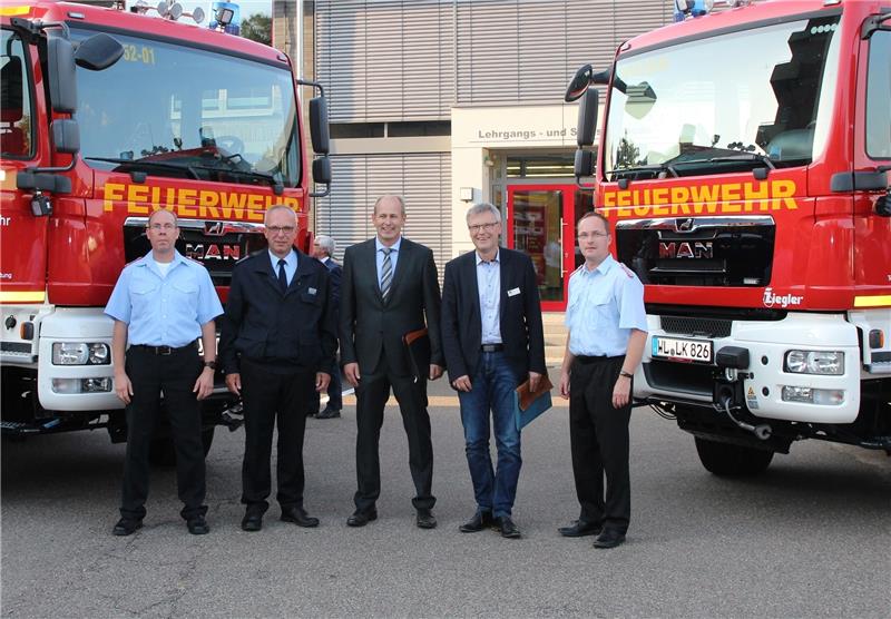 Kreisbrandmeister Volker Bellmann (Zweiter von links) bei der Übergabe der Fahrzeuge an Marco Staack (links), Ortsbrandmeister in Hollenstedt, und Vertretern aus Salzhausen.