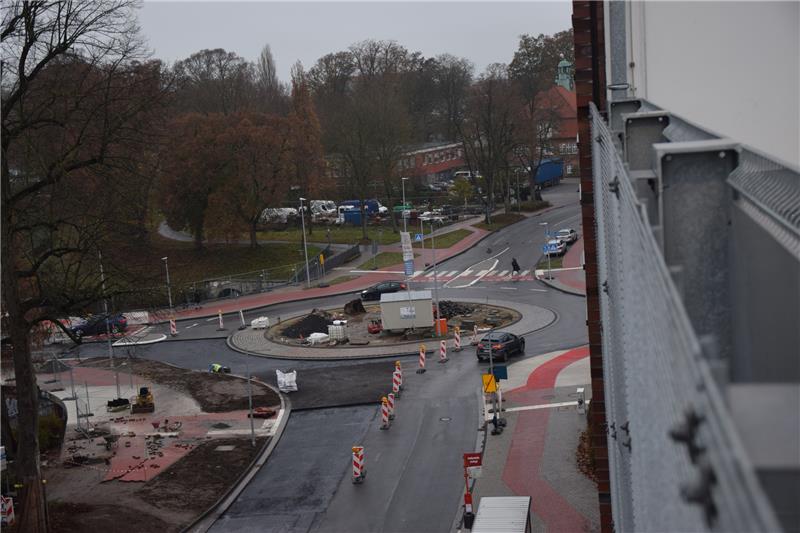 Kreisel gepflastert, Straße asphaltiert: Die Arbeiten am Schiffertor in Stade sind schon weit fortgeschritten. Foto: Battmer