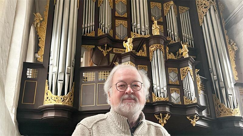 Kreiskantor und Organist Martin Böcker vor der Huß-Schnitger-Orgel in der St.-Cosmae-Kirche in Stade.