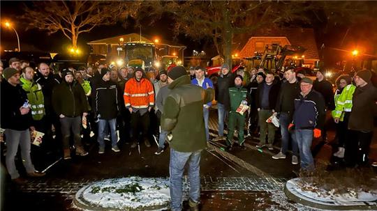 Kreislandwirt Johann Knabbe vor einer Gruppe protestierender Landwirte in der vergangenen Woche.