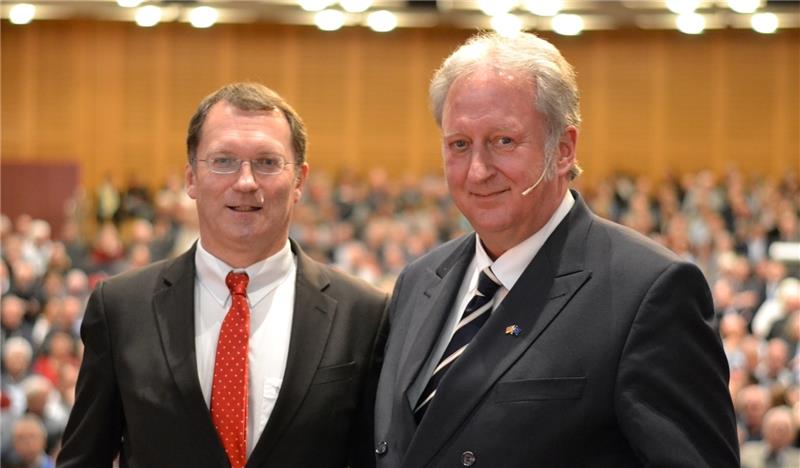 Kreissparkassen-Vorstand Ralf Achim Rotsch (links) mit seinem Referenten, dem Chefvolkswirt Folker Hellmeyer. Foto von Borstel
