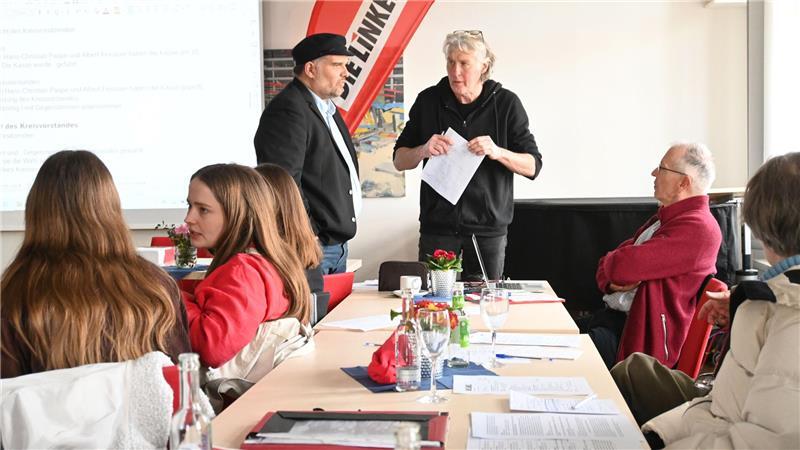Mitglieder-Rekord: Das hat die Linke im Kreis Stade jetzt vor Kreisvorsitzender Benjamin Koch-Böhnke im Gespräch mit Michael Quelle und Peter Exner (von links).