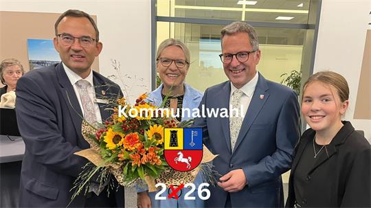Kreiswahlleiter Thorsten Heinze gratuliert Landkreis Kai Seefried (CDU) zur Wiederwahl. Mit Seefried freuen sich seine Frau und Tochter.