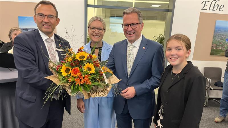 Kreiswahlleiter Thorsten Heinze gratuliert Landrat Kai Seefried zur Wiederwahl. Zusammen mit Ehefrau Julia und Tochter Marie Therése verfolgte dieser die Wahl im Kreishaus.