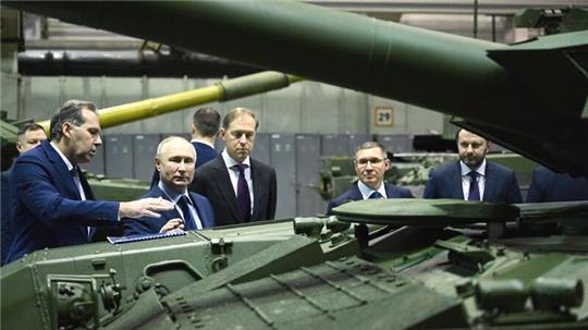 Kremlchef Wladimir Putin (3.v.l) besucht die Forschungs- und Produktionsgesellschaft Uralwagonsawod (Uralwaggonwerk) in Nischni Tagil.