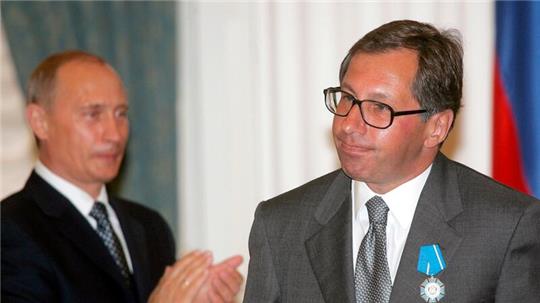Kremlchef Wladimir Putin applaudiert dem damaligen Alfa-Bank-Chef Pjotr Awen (r) nach der Verleihung des Ordens für Verdienste um das Vaterland (Archivbild).