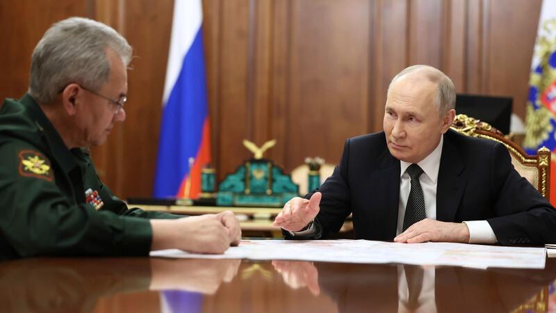 Kremlchef Wladimir Putin bespricht sich mit Verteidigungsminister Sergej Schoigu (l).