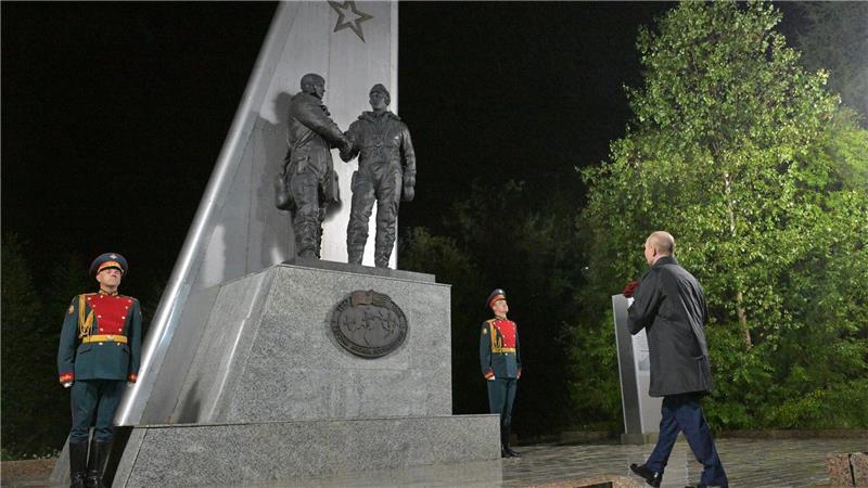 Kreml: Gipfel für sechs bis sieben Stunden geplant Kremlchef Wladimir Putin hat bei einem Zwischenstopp in Magadan im Fernen Osten Russlands eine Vielzahl an Terminen absolviert, bevor er sich mit US-Präsident Donald Trump in Alaska trifft.