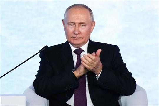 Kremlchef Wladimir Putin nimmt an einem  Wirtschaftsforum in Wladiwostok im russischen Fernen Osten teil.