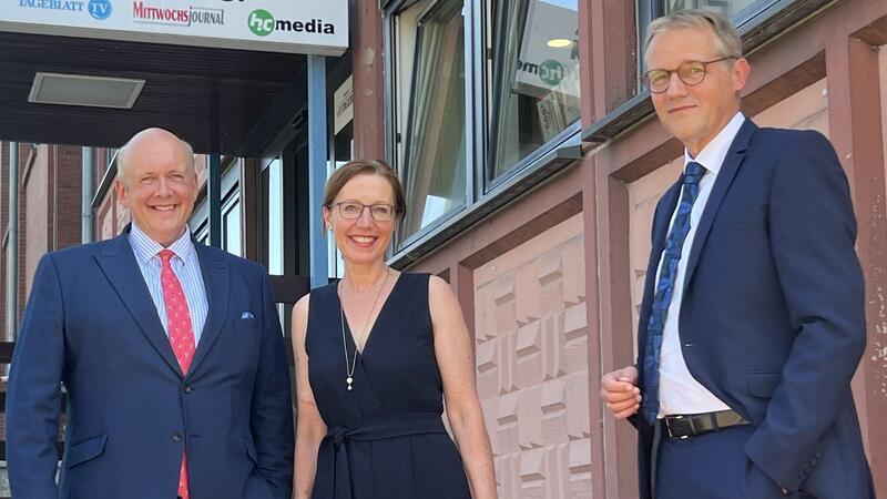 Warum die IHK in Stade jetzt ihren Namen ändert Krempeln die IHK um (von links): Christoph von Speßhardt, Kirsten Kronberg und Matthias Kohlmann vor dem Pressehaus nach dem TAGEBLATT-Gespräch.