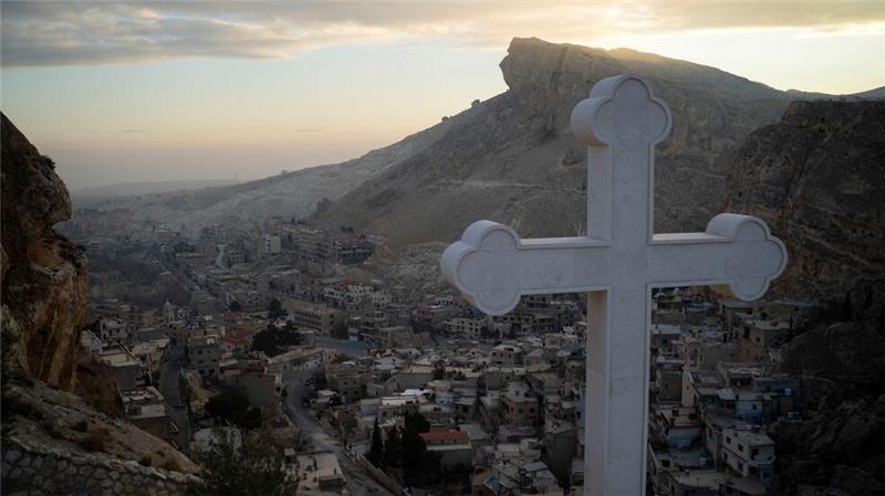 Christen in Syrien feiern Weihnachten und Sturz von Assad Kreuz auf dem Gelände eines Klosters bei Damaskus.