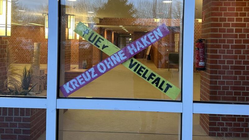 Kreuz ohne Haken, angebracht im Kreishaus Cuxhaven.