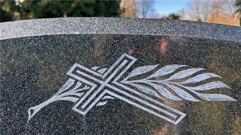 Engel und Palmwedel: Was sie auf dem Friedhof Himmelpforten bedeuten Kreuz über dem Palmwedel - eigentlich müsste der Palmwedel als Symbol der Auferstehung auf dem Kreuz liegen. In Himmelpforten, auf dem Horstfriedhof und in Hechthausen hat Heidrun Ahrens es auch so herum gesehen.