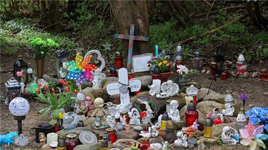 Kreuze, Figuren, Kerzen und Blumen stehen an der Stelle, wo der sechsjährige getötete Joel gefunden wurde.