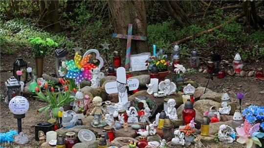 Kreuze, Figuren, Kerzen und Blumen stehen an der Stelle, wo der sechsjährige getötete Joel gefunden wurde.