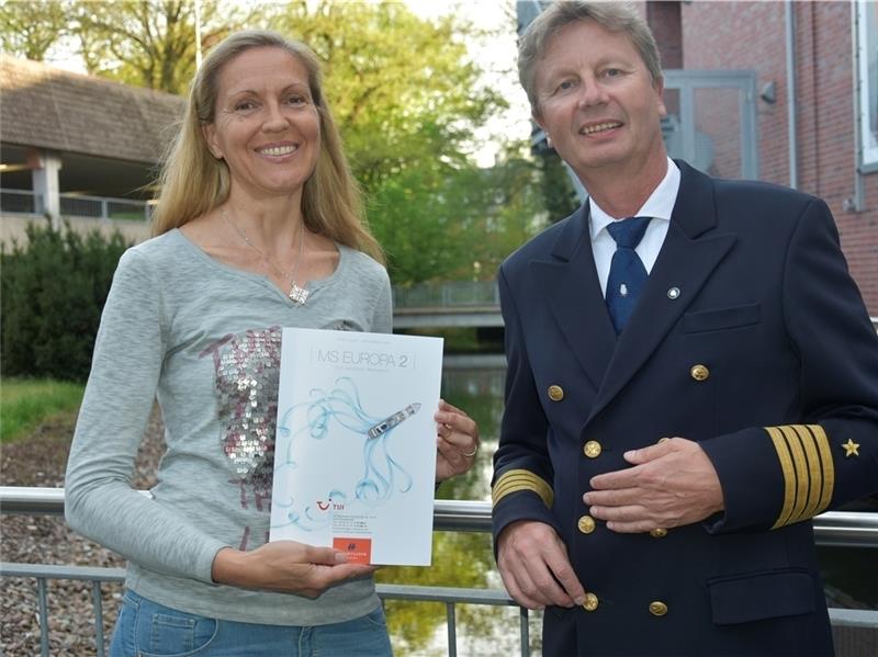Kreuzfahrtexpertin Trixi Lange-Hitzbleck interviewte Kapitän Ulf Wolter, den sie von den Expeditonsreisen in die Antarktis kennt. Foto Felsch