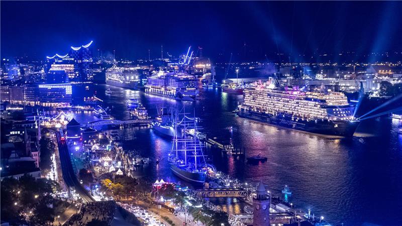 Große Pötte und Feuerwerk: Cruise Days locken Zehntausende nach Hamburg Kreuzfahrtschiffe, Hamburger Hafen, Elbpromenade und Elbphilharmonie - das sind die Cruise Days in Hamburg.