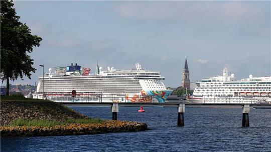 Kreuzfahrtschiffe liegen im Kieler Hafen.