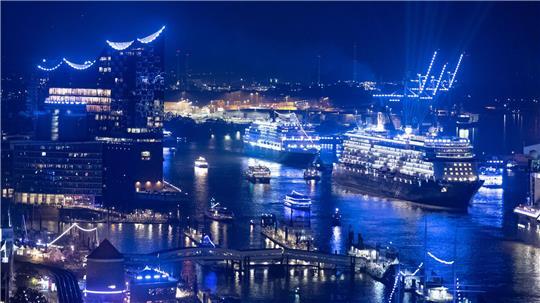 Kreuzfahrtschiffe während einer Parade 2023 in Hamburg. (Archivbild)