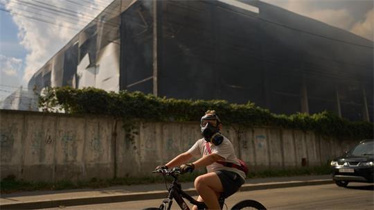 Krieg in der Ukraine - mit Gasmaske auf dem Fahrrad