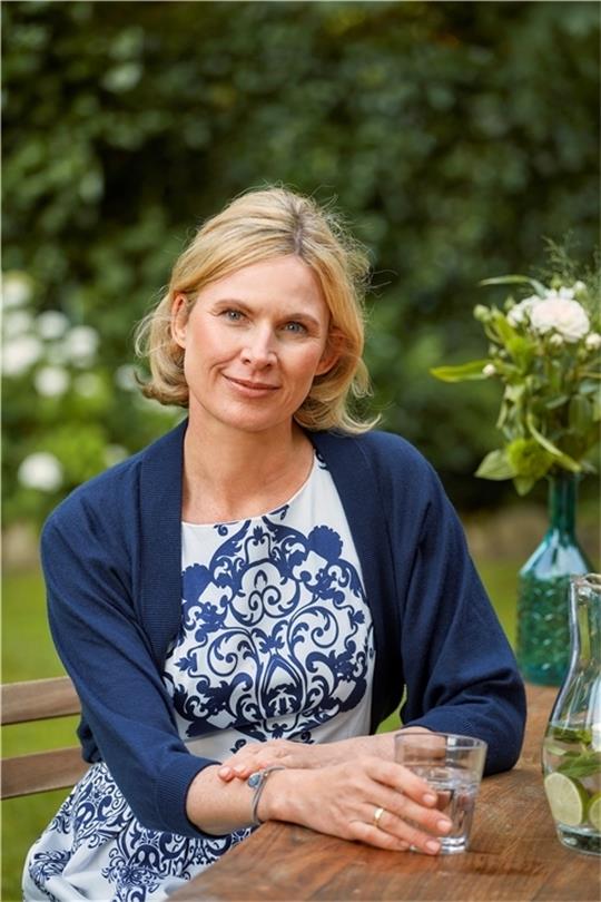 Krimi-Bestsellerautorin Sophie Bonnet schreibt zurzeit an einer Biografie über die Hamburger Kaufmannsfamilie Otto Lagerfeld. Foto: Marco Grundt