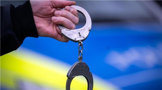 Kriminalbeamte und Spezialeinsatzkräfte nahmen drei Männer im Alter von 25, 32 und 34 Jahren fest.