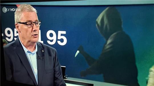Kriminalhauptkommissar Helmut Mense von der Polizeiinspektion Cuxhaven stellte den Fall aus Uthlede im Juli in der Sendung Aktenzeichen XY im Münchener Studio des ZDF vor.