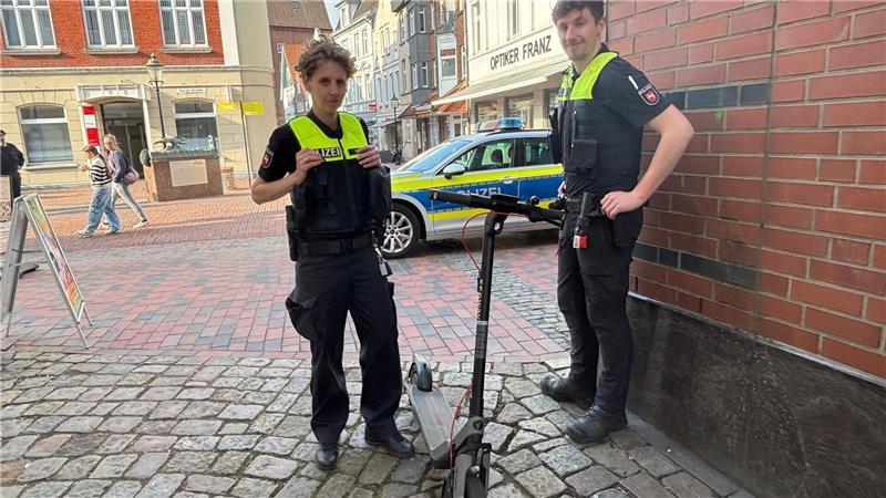 Kriminaloberkommissarin Angela Schulz und Polizeikommissaranwärter Niklas Offermann stellen in Buxtehude einen E-Roller vorübergehend sicher.