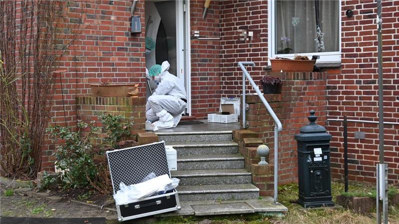 Kriminaltechniker der Polizei sichern Spuren.