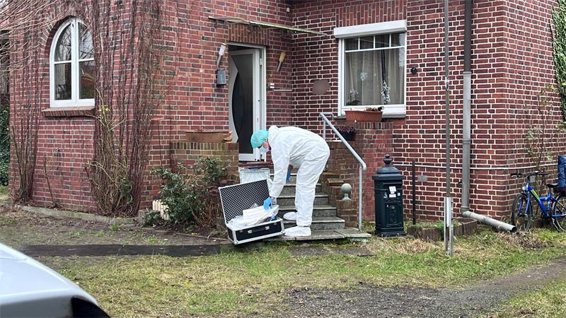 Brisante Videos: Neue Details im Mordprozess von Apensen Kriminaltechniker der Polizeiinspektion Stade sichern an dem Tatort in der Stader Straße in Apensen Spuren. Im Hausflur ist am 19. Dezember 2025 gegen 8 Uhr morgens eine Frau auf brutale Art und Weise erstochen worden.