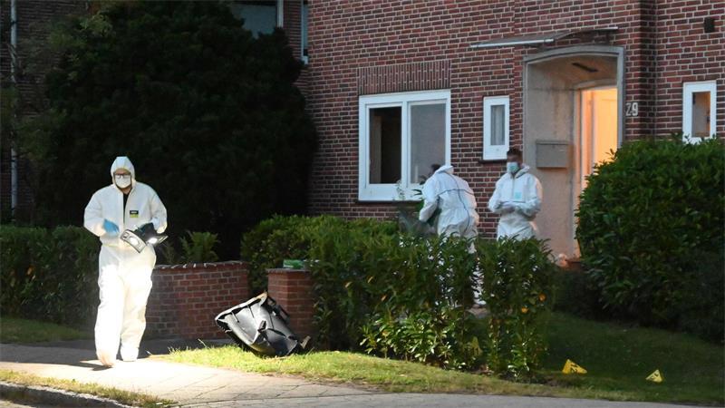 Suizid des Sechsfachmörders: CDU verlangt Aufklärung und Konsequenzen Kriminaltechniker sichern Spuren in der Stethu-Mutter-Kind-Einrichtung in der Dankersstraße in Stade.