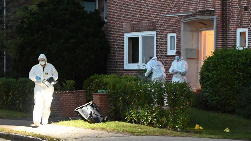 Kriminaltechniker sichern Spuren vor der Mutter-Kind-Einrichtung in der Dankersstraße in Stade.