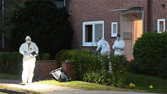 Kriminaltechniker sichern Spuren vor der Mutter-Kind-Einrichtung in der Dankersstraße in Stade.